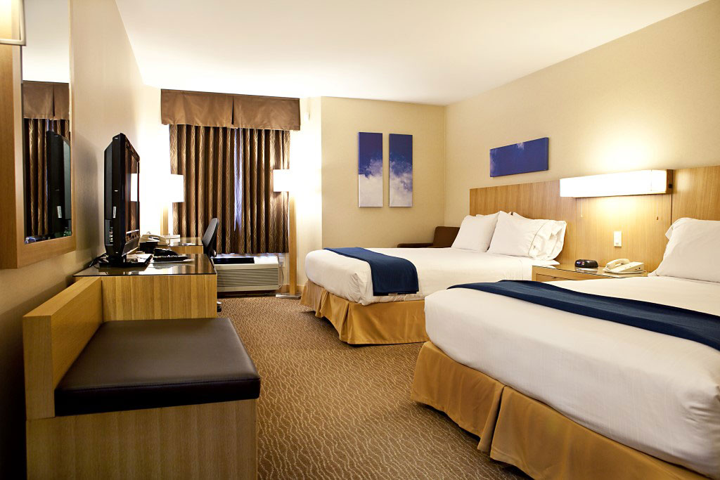 Holiday Inn Express & Suites guestroom